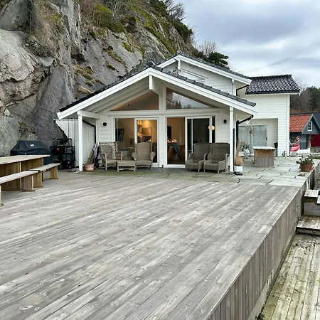 Charming Seaside With Views Over The Water Nyaraló Krokeide