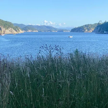 Charming Seaside With Views Over The Water Nyaraló Krokeide